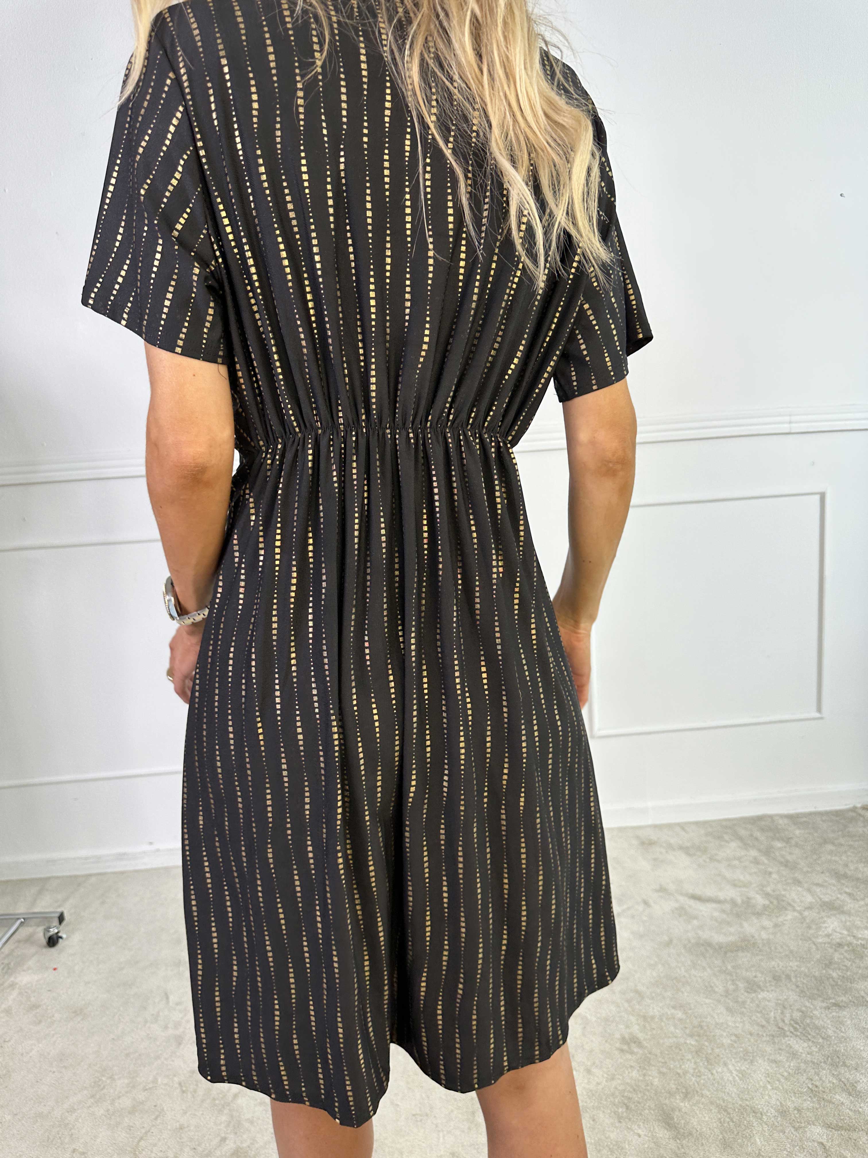 Molly Dot Pattern Short - Kjole i elastisk stof med knudedetalje og guld print